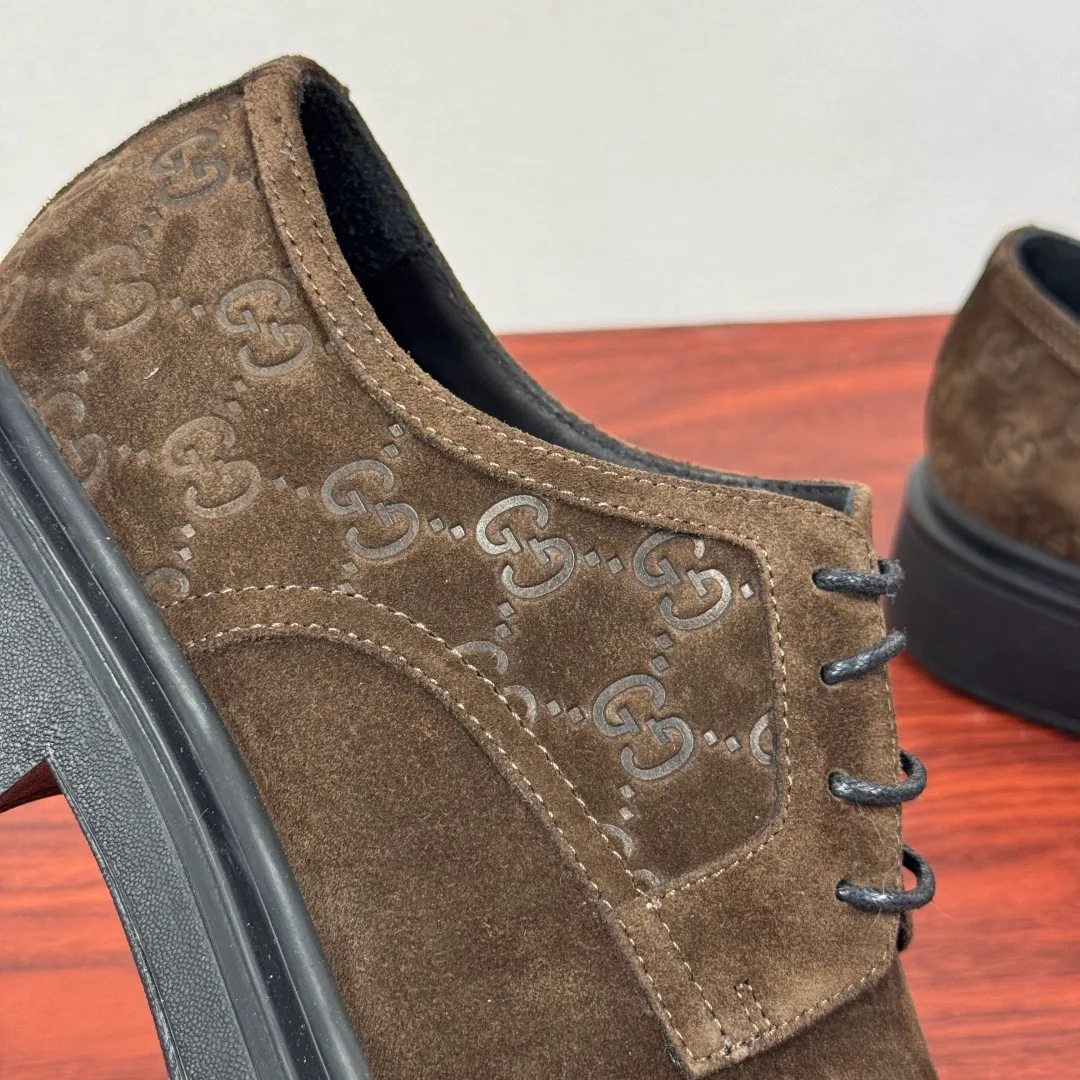 Batch 800 Gucci/Gucci new men's lace-up shoes with GG details, suede leather derby shoes! Rooted in the brand's heritage, these men's lace-up shoes are crafted from suede calfskin and embellished with GG-print embossed suede details in homage to Gucci's iconic monogram. The rubber sole decorated with GG pattern adds a touch of modern fashion to this design. Typical three-joint style design. European and American classic version, full calfskin lining. The overall upper texture is soft and the lining is comfortable and breathable. 2CM thickened soft rubber sole, easy to control. Versatile and stylish upper foot, multiple colors available to meet different matching needs, complete package! Size: 39-40-41-42-43-44 leather shoe size (can be customized to 38.45) Item number: 7826Z suede coffee color